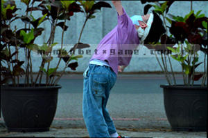 多个对话气泡图标表示社区互动